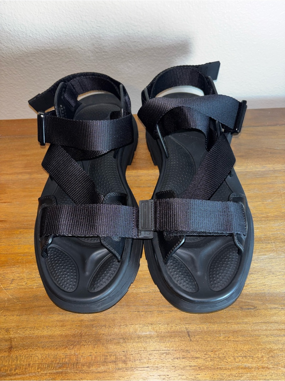 Alexander McQueen Mens Sz 42.5
Black Chunky Sole Strappy Tread sandals